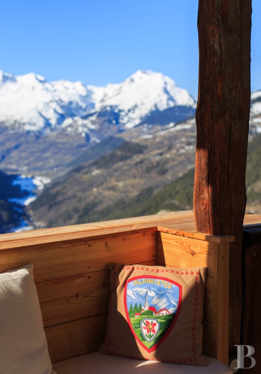 En Savoie, dans un hameau de la vallée de la Tarentaise, un grand chalet traditionnel rénové avec soin - photo  n°3